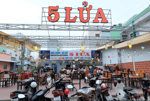 Quán 5 Lửa nổi tiếng với hải sản và nướng