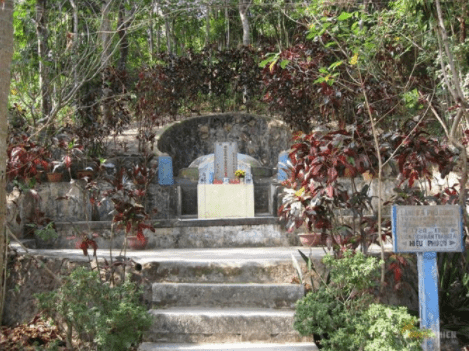 Mộ bà Phù Dung