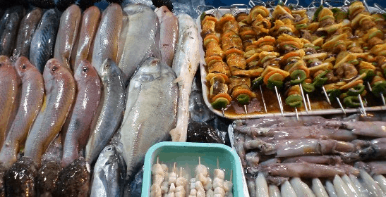 Những quầy bán hải sản nướng ăn liền ở chợ