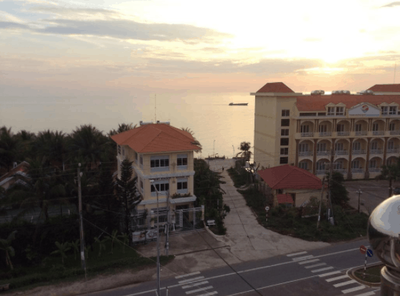 Từ sân thượng khách sạn nhìn ra biển