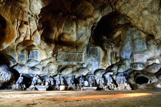 Hang động chùa