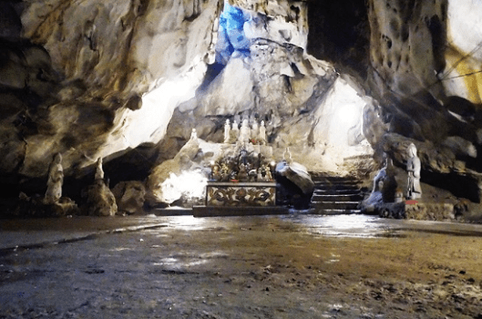 Chùa Hang thờ phật trong hang
