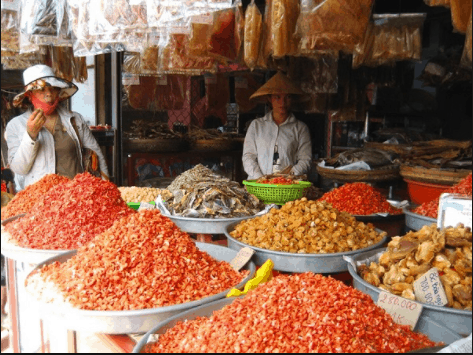 Cửa hàng hải sản khô ở chợ Dương Đông 