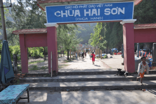 Chùa Hang còn có tên Hải Sơn Tự