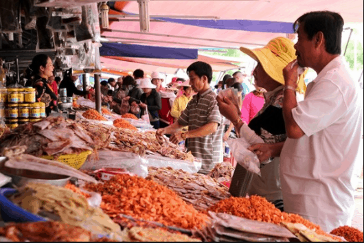 Các sạp bán cá khô, mực khô, tôm khô 