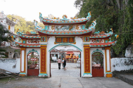 Cổng vào chùa Hang