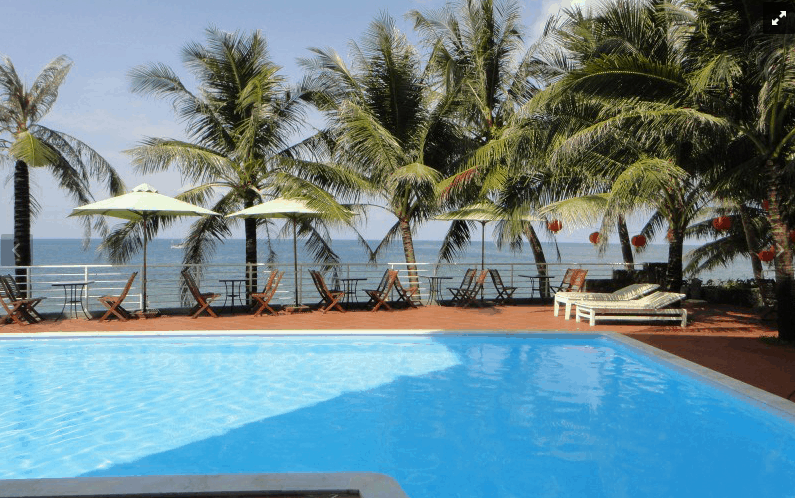 Bể bơi ngoài trời của khách sạn