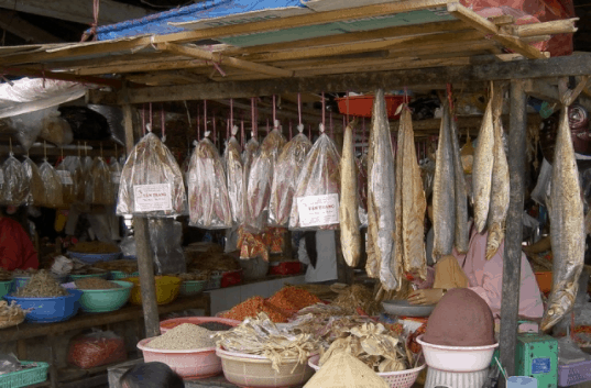 Các nhà lòng thường bán đồ khô