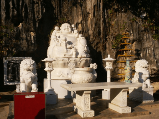 Tượng phật di lặc ở chùa Hang
