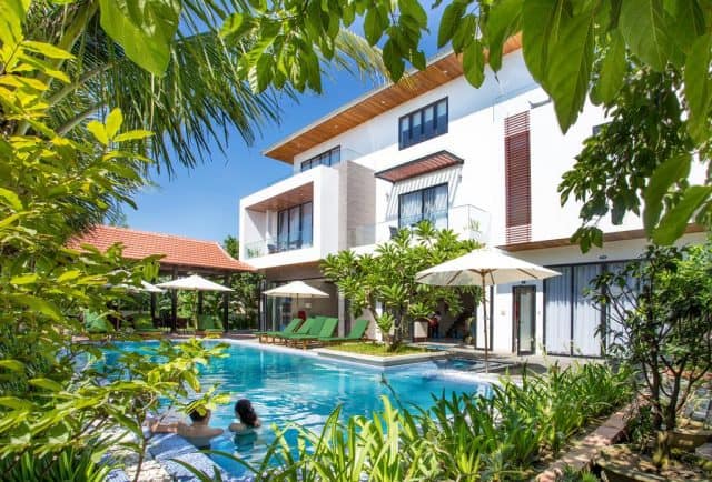 Bể bơi cùng cây xanh làm không gian thêm xanh mát hơn (Ảnh ST)