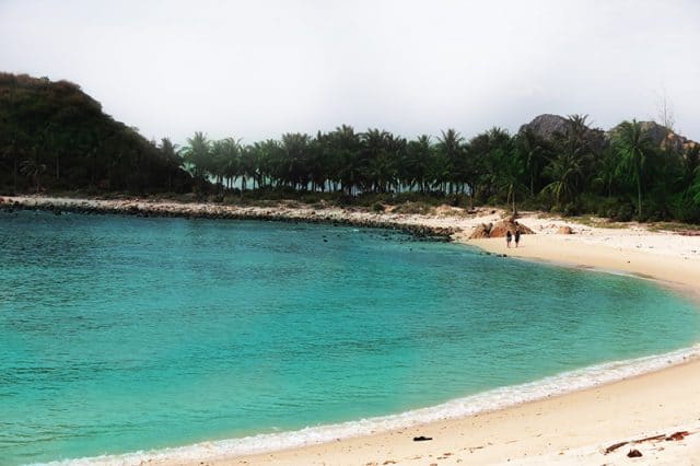 Bạn có thể khám phá những bãi đá ngầm độc đáo, nhiều mỏm đá lớn nhỏ nằm xen kẽ nhau dưới đáy biển (Ảnh ST)