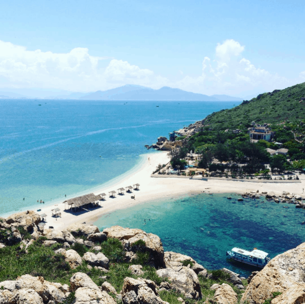 Bãi tắm đôi nhìn từ trên cao (Ảnh ST)
