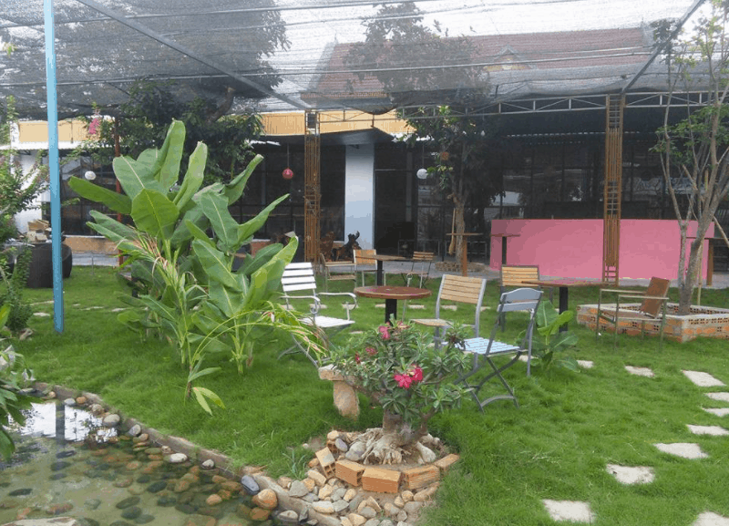 Bàn ghế tại MM Garden Cafe được đặt hài hòa với không gian thiên nhiên Bàn ghế tại MM Garden Cafe được đặt hài hòa với không gian thiên nhiên