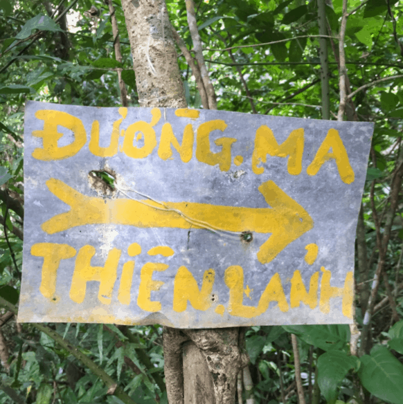 Bảng chỉ dẫn đường lên đỉnh núi Ma Thiên Lãnh Bảng chỉ dẫn đường lên đỉnh núi Ma Thiên Lãnh