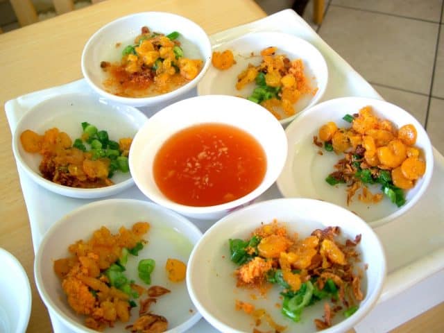 Bánh bèo hấp dẫn với màu trắng của bột gạo, màu vàng rộm của tôm cháy sẽ tròn vị hơn với chén nước mắm ngọt cay xé lưỡi (Ảnh ST)