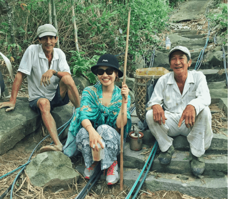 Bắt chuyện cùng với những người dân sinh sống trên núi Bắt chuyện cùng với những người dân sinh sống trên núi