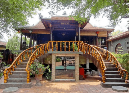 Cafe Hoàng Cung có lối kiến trúc cổ kính Cafe Hoàng Cung có lối kiến trúc cổ kính