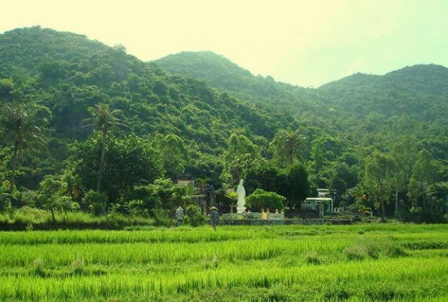 Ngôi chùa tọa lạc giữa đồng xanh bát ngát và núi rừng trùng điệp (Ảnh ST)