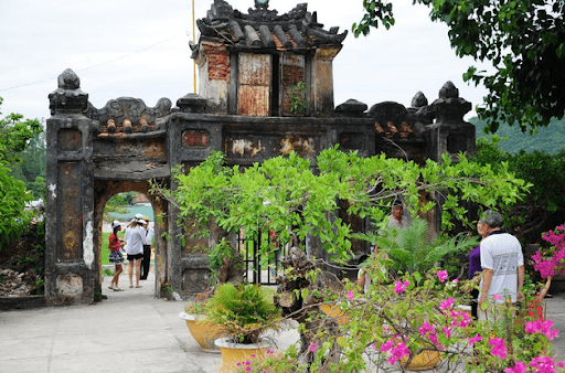 Trong sân bài trí cây cảnh tạo không gian thoáng đãng, trong lành (Ảnh ST)