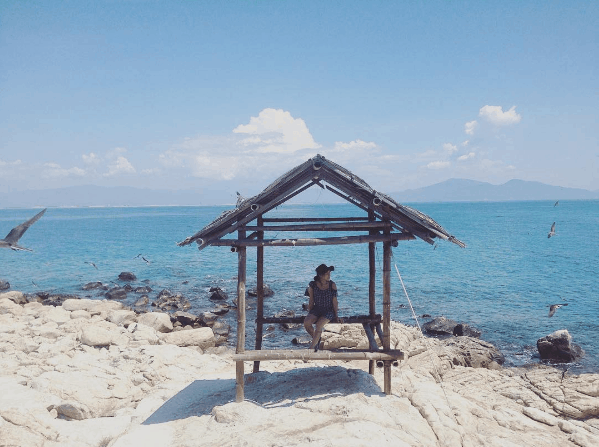 Ngồi nghỉ ở chòi canh, ngắm nhìn những chú chim yến bay lượn, tiện thể chụp bức ảnh là hoàn hảo rồi! (Ảnh ST)