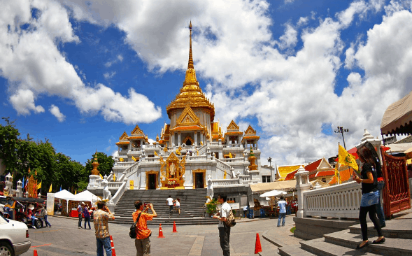 Thời điểm lý tưởng nhất để du khách đến tham quan chùa là vào sáng sớm, là lúc ít người, dễ dàng trong việc chụp ảnh bức tượng đặt ở một gian chánh điện chật hẹp (Ảnh ST)