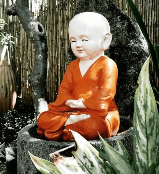 Tượng phật trong khuôn viên chùa Quan Âm Các