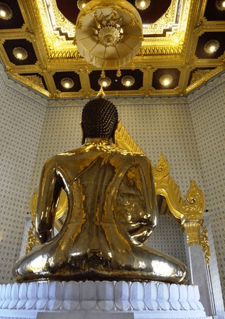 Phía sau bức tượng Phật (Ảnh ST)