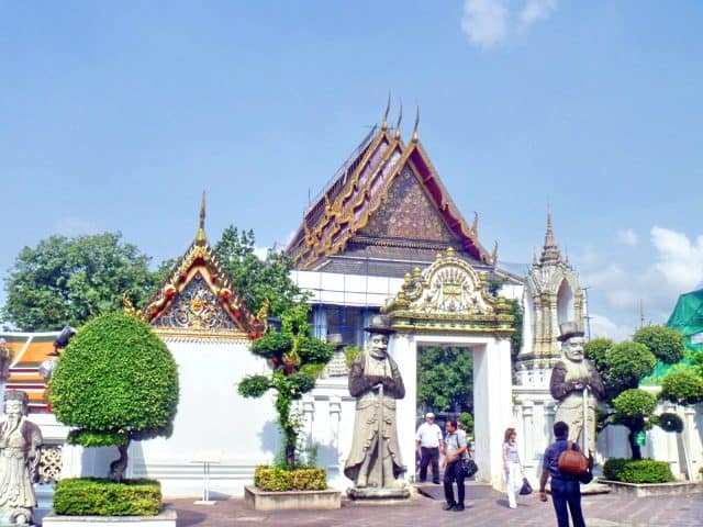 Có rất nhiều cổng phụ vào chùa Wat Pho (Ảnh ST)