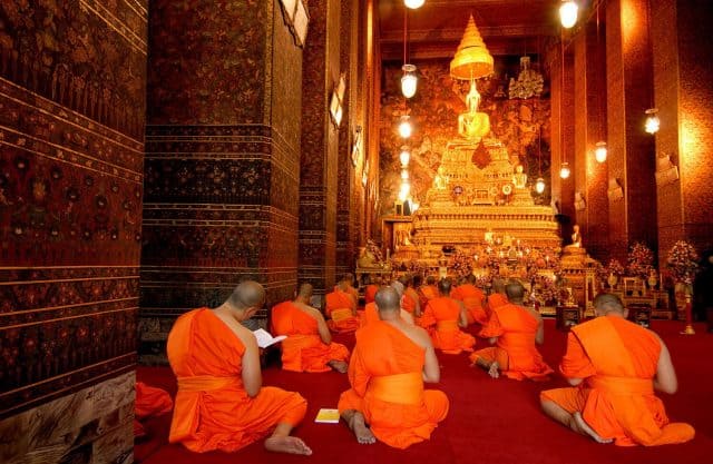 Đức Phật và các vị trư tăng tại chùa (Ảnh ST)