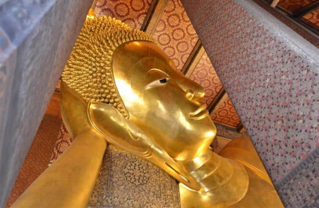 Không gian xung quanh tượng Phật cũng được trang trí rất tỉ mỉ (Ảnh ST)