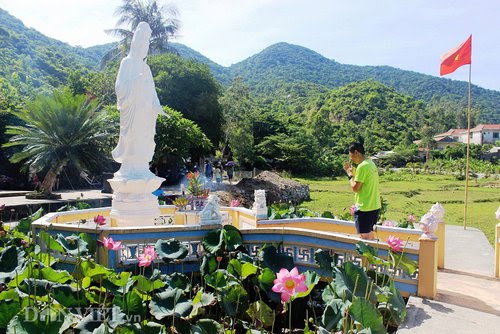 Tượng Bồ Tát Quan Âm cao 3m đứng trên đài sen ở ngay giữa hồ sen (Ảnh ST)