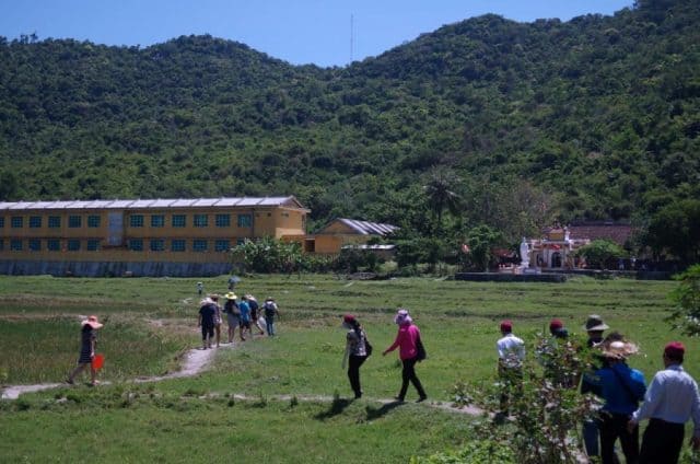 Từ Bãi Làng trên đảo Hòn Lao, men theo những con đường nhỏ ngoằn ngoèo chừng 300m là đến xóm Cốm, nơi có chùa Hải Tạng trầm mặc cổ kính (Ảnh ST)