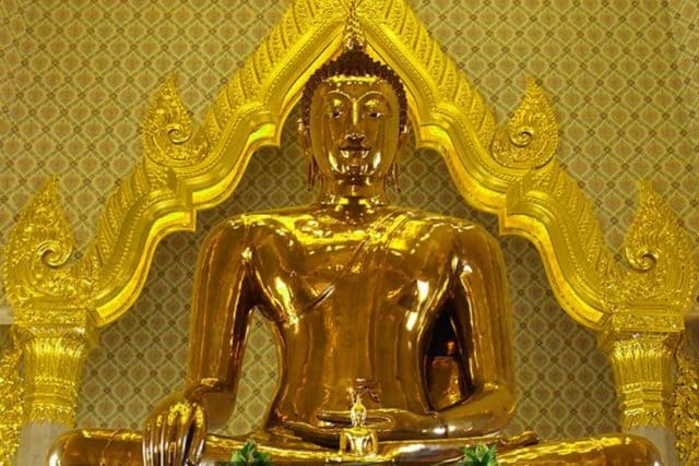 Pho tượng rực rỡ bằng vàng 18 carat với chừng 80% là vàng nguyên chất (Ảnh ST)