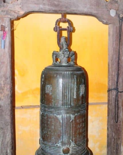 Chùa còn lưu giữ một quả đại hồng chung lớn, trên chuông có điêu khắc “Song long triều dương” (Ảnh ST)