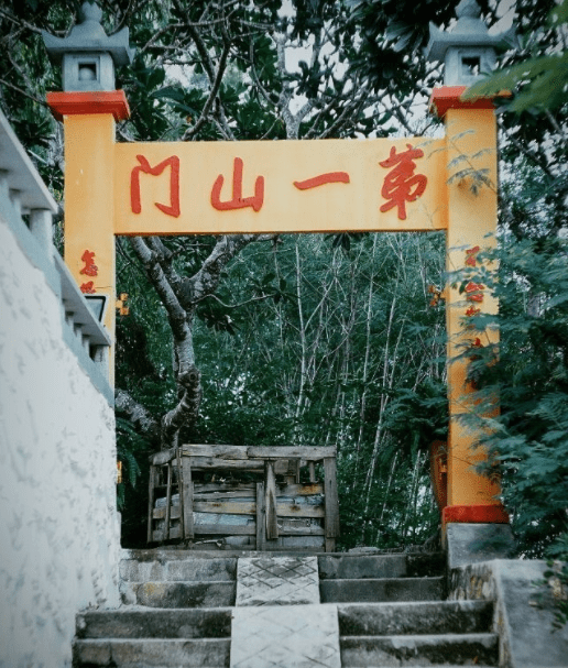 Cổng chùa Quan Âm Các