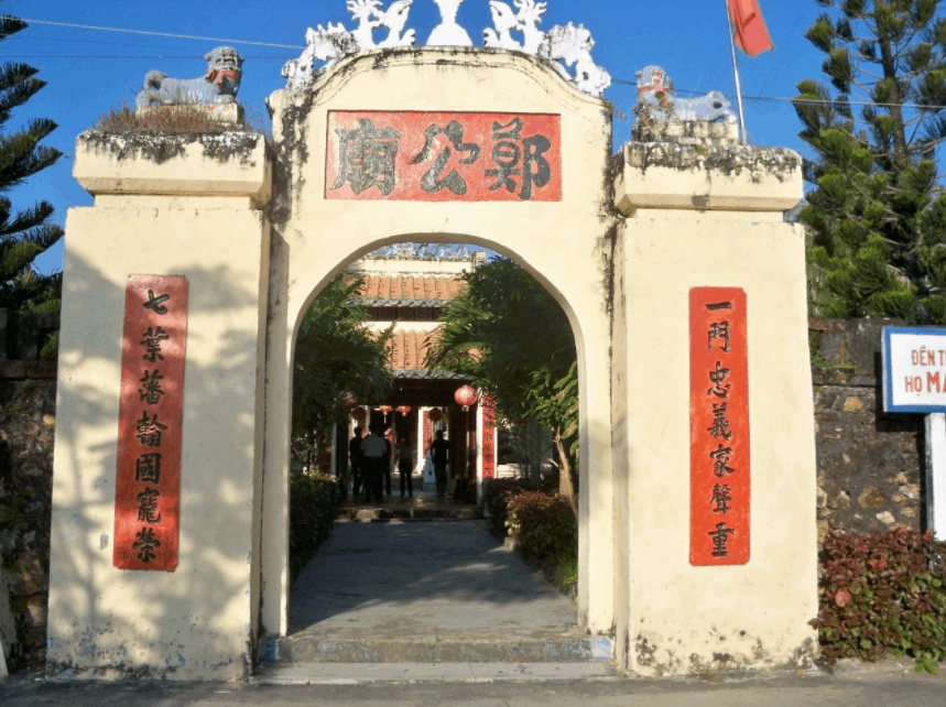 Cổng vào khu di tích lăng Mạc Cửu