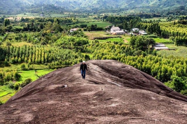 Hòn đá nguyên khối có kích thước lớn, hình thù giống con voi đang nằm nên được người dân quanh vùng gọi là đá Voi Mẹ (ẢNH ST)