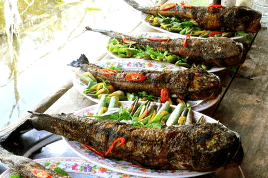 Thưởng thức món cá lóc nướng gói với đọt sen Thưởng thức món cá lóc nướng gói với đọt sen