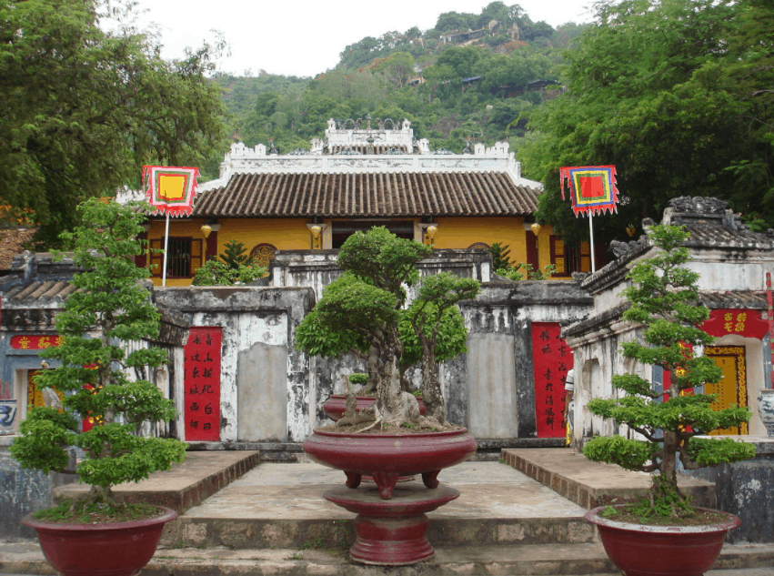 Đền thờ họ Mạc được xây dựng trong khuôn viên khu di tích