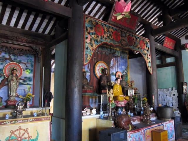 Chùa Hải Tạng là nơi mọi người thường xuyên lui tới để cầu mong về sức khỏe, tài lộc (Ảnh ST)