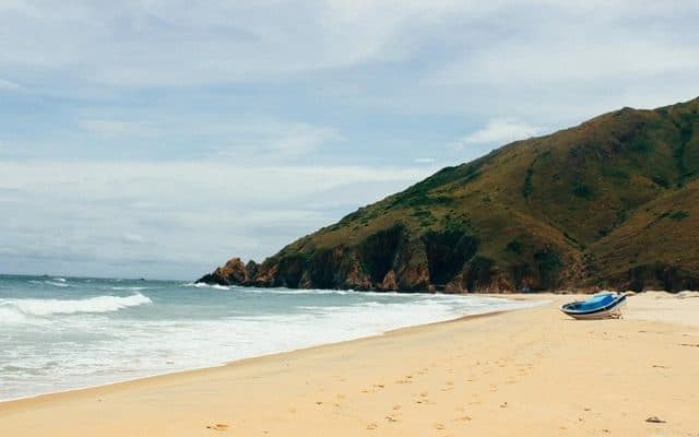 Biển Nhơn Lý ngay gần đó để bạn có thể ghé thăm sau khi tham quan đồi cát (Ảnh ST)