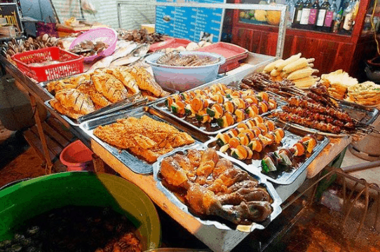 Hấp dẫn với những món ăn tại chợ đêm Bạch Đằng