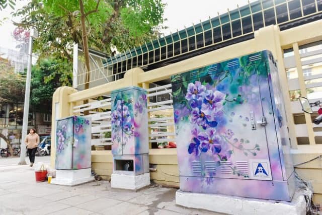Hàng loạt bốt điện cũng được khoác lên mình tấm áo mới