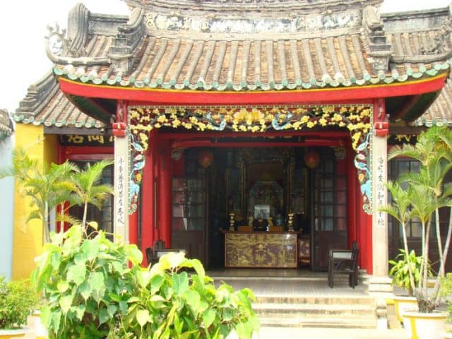 Nơi đây còn được nhắc đến với những cái tên khác nhau như Chùa Lễ Nghĩa, Giang Triết Hội Quán, Hội Quán Ngũ Bang hay Trung Hoa Hội Quán như ngày nay (Ảnh ST)