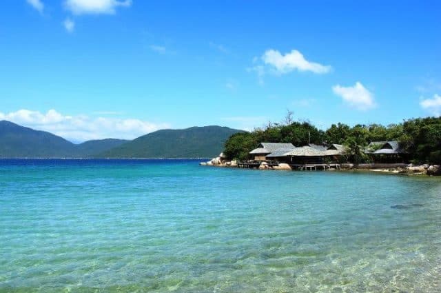 Ở đây không có sóng xô bờ ào ạt, mà chỉ có từng gợn nước lăn tăn khi mỗi cơn gió nhè nhẹ thổi lướt trên mặt nước (Ảnh ST)