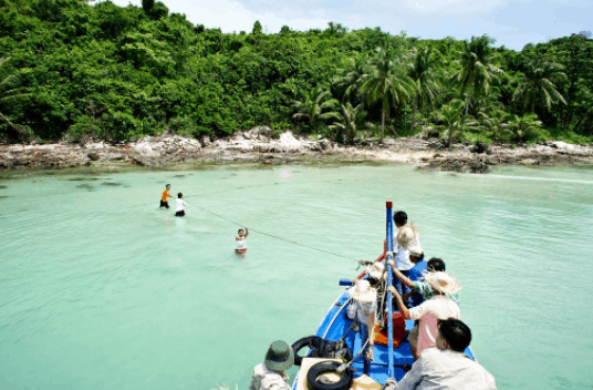 Khám phá đảo Nam Du bằng tàu