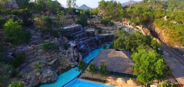 Không gian xanh rợp bóng cây của khu resort (ẢNH ST)