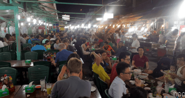 Không khí náo nhiệt tại chợ đêm Bạch Đằng Không khí náo nhiệt tại chợ đêm Bạch Đằng
