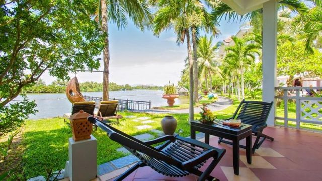 Là resort Hội An có địa thế đắc đẹp nhất ở miền Trung, tọa lạc ngay số 1 Cửa Đại, giữa con sông Đế Vọng hiền hòa và biển Cửa Đại đẹp bao la (Ảnh ST)