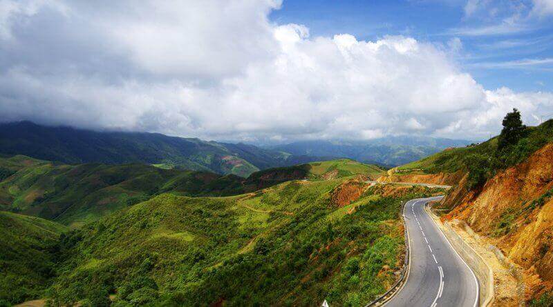 Khúc cua ở đèo Ô Quy Hồ